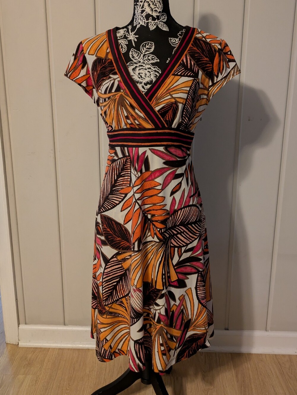 Dressbarn Tropical Print Dress with V-Neck and Short Sleeves size 10